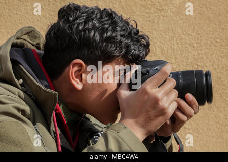 Un membro della Raqqa alla forza di sicurezza interna delle pratiche di scattare le foto durante la fotografia di base della formazione nei pressi di Ayn Issa, Siria, 14 febbraio, 2018. Questa formazione fa parte del complesso di Combined Joint Task Force - Funzionamento inerenti risolvere potenziata la capacità dei partner di missione che si concentra sulla formazione per migliorare la capacità di protezione all'interno della nazione. CJTF-funzione OIR è la coalizione globale per sconfiggere ISIS in Iraq e la Siria. (U.S. Esercito Foto Stock