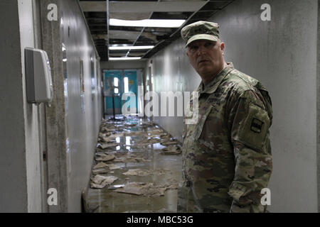 Il Mag. Gen. Bruce Hackett, Comandante Generale dell'ottantesimo il comando di formazione testimoni alcune delle devastazioni del ciclone Maria a gravemente danneggiato training facility il 14 febbraio 2018. Il Mag. Gen. Hackett e Briga. Gen. Hector Lopez sono stati sull'isola per festeggiare la riapertura e la dislocazione di una nuova schoolhouse per la 94th Divisione Formazione del quinto battaglione, nonché per assistere con la prevista tranistion e approvato la riassegnazione di tutte le unità di stanza a Puerto Rico per il controllo operativo della prima missione comando di supporto. Foto Stock