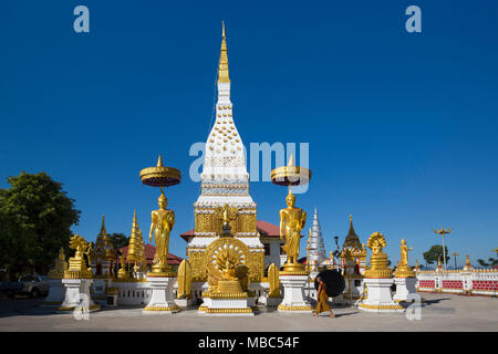 Chedi di Wat Mahathat Tempio con la ruota della vita e golden Buddha figure, Nakhon Phnom, Isan, Thailandia Foto Stock