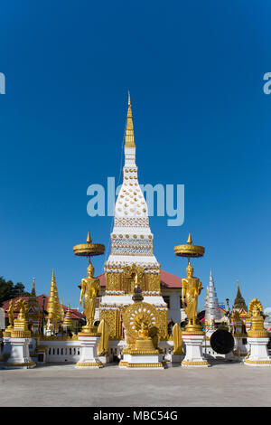 Chedi di Wat Mahathat Tempio con la ruota della vita e golden Buddha figure, Nakhon Phnom, Isan, Thailandia Foto Stock