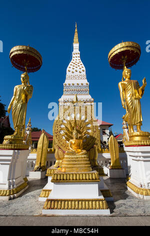 Chedi di Wat Mahathat Tempio con la ruota della vita e golden Buddha figure, Nakhon Phnom, Isan, Thailandia Foto Stock