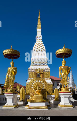 Chedi di Wat Mahathat Tempio con la ruota della vita e golden Buddha figure, Nakhon Phnom, Isan, Thailandia Foto Stock