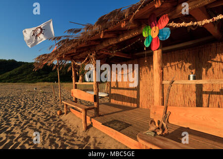 Bungalow con sventola bandiera. Giorno di estate sulla spiaggia soleggiata. Foto Stock