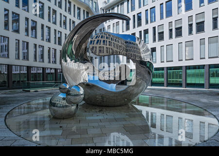 Angerhofbrunnen, moderno in acciaio inossidabile aria scultura nato da Christopher Klein, Linde, sede di Monaco di Baviera, Baviera superiore Foto Stock