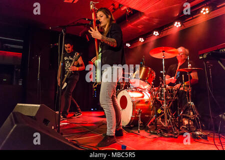 La Swiss punk rock band Ziper live in Schüür Luzern, Svizzera Foto Stock