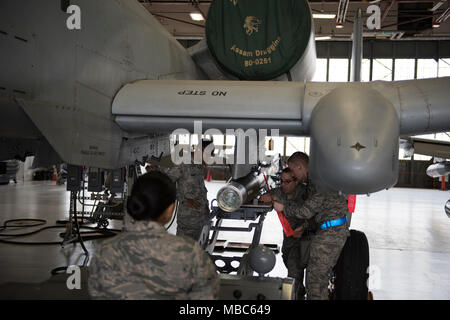 Tech Sgt. Miguel Garza, 363 Training Squadron armamento istruttore, mostra Airman 1. Classe Richard Pember come assicurarsi un GBU-12 munizioni è allineato correttamente prima dello scarico a Sheppard Air Force Base in Texas, 14 febbraio, 2018. Garza di classe è nel blocco 13 di 13 e pianificata per laurearsi il 20 febbraio. (U.S. Air Force Foto Stock