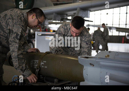 Tech Sgt. Miguel Garza, 363 Training Squadron armamento istruttore assiste Airman 1. Classe Thomas Stratton legare giù un GBU-12 munizioni per un MJ-1 a Sheppard Air Force Base in Texas, 14 febbraio, 2018. Garza di classe è nel blocco 13 di 13 e pianificata per laurearsi il 20 febbraio. (U.S. Air Force Foto Stock