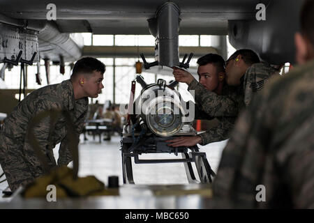 Tech Sgt. Miguel Garza, 363 Training Squadron armamento istruttore, mostra Airman 1. Classe Thomas Stratton e Airman Arnold Jeffrey Osburn la posizione corretta per caricare un GBU-12 su un A-10 Thunderbolt a Sheppard Air Force Base in Texas, 14 febbraio, 2018. Garza di classe è nel blocco 13 di 13 e pianificata per laurearsi il 20 febbraio. (U.S. Air Force Foto Stock