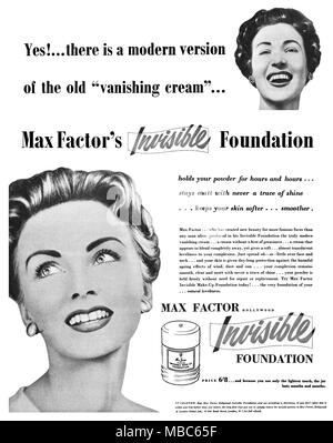 1954 British pubblicità per Max Factor invisibile di fondazione per la cosmesi. Foto Stock