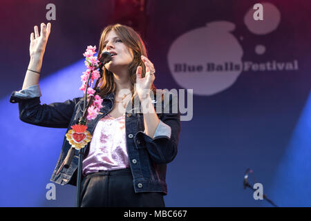 Il British female pop band di Paradisia con Sophie-Rose vocals, Anna an der Harve e Kristy Gesang und tastiera, dal vivo presso il Foto Stock