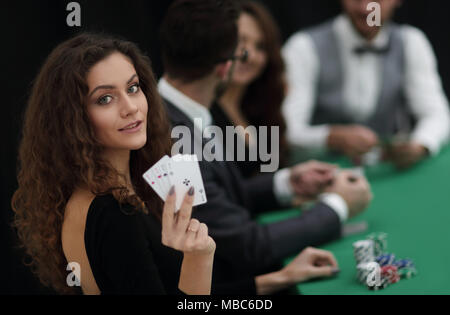 Bella donna che mostra una combinazione di quattro assi. Foto Stock