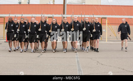 Stati Uniti Marines con il Marine Corps Silent Drill Platoon condotta pratica al Marine Corps Air Station Yuma, Ariz., Feb 13, 2018 per preparare il loro tour della costa ovest. Il Marine Corps Silent Drill Platoon è al di là della battaglia il colore il distacco lungo con 'l'Commandants propria' U.S. Marine Corps Drum & Bugle Corps e il colore ufficiale di guardia del Marine Corps. (U.S. Marine Corps Foto Stock