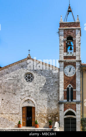 Piazza del villaggio in Francia Foto Stock