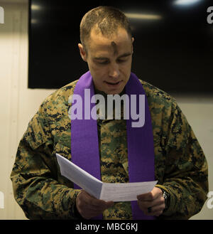 Oceano atlantico (feb. 14, 2018) Lt. La Cmdr. John Mabus, un cappellano della marina militare assegnato al XXVI Marine Expeditionary Unit, conduce un protestante Mercoledì delle Ceneri service svoltasi nella cappella a bordo dell'assalto anfibio nave USS Iwo Jima (LHD 7). L'Iwo Jima Amphibious Ready Group (ARG) è distribuito come supporto di le operazioni di sicurezza marittima e di teatro di sicurezza gli sforzi di cooperazione in Europa e il Medio Oriente. L'Iwo Jima ARG si imbarca il ventiseiesimo Marine Expeditionary Unit e include Iwo Jima, il trasporto anfibio dock nave USS New York (LPD 21), il dock landing ship USS Oak Hill (LSD 51), flotta surg Foto Stock