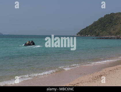 Stati Uniti Navy Seabees da costruzione subacquea Team Due e Royal Thai Navy divers lasciare la spiaggia di Sai Kaew su una piccola imbarcazione gonfiabile per ispezionare Thrung rebbio Pier a Sattahip Base Navale di Chonburi, Thailandia, 14 febbraio, 2018. Esercizio Cobra Gold 2018 è un esercizio annuale condotta nel Regno di Thailandia detenute da Feb. 13-23 con sette nazioni partecipanti. (U.S. Navy Foto Stock