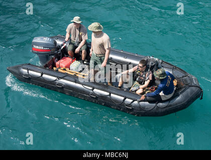 Stati Uniti Navy Seabees da costruzione subacquea Team Due e Royal Thai Navy divers ispezionare Thrung rebbio Pier a Sattahip Base Navale di Chonburi, Thailandia, 14 febbraio, 2018. Esercizio Cobra Gold 2018 è un esercizio annuale condotta nel Regno di Thailandia detenute da Feb. 13-23 con sette nazioni partecipanti. (U.S. Navy Foto Stock