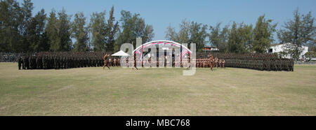 Stati Uniti Marine Corps Lt. Gen. Lawrence Nicholson, comandante generale, III Marine Expeditionary Force e Royal Thai reclute Marine fase di un gruppo Foto Stock