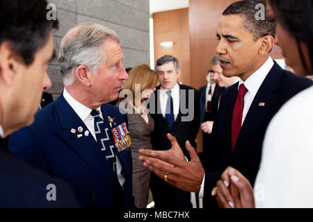 Il presidente Barack Obama parla con il Principe Carlo in seguito il discorso del Presidente della Repubblica in presso il memoriale di servizio presso la Normandia cimitero americano di Colleville-sur-Mer, Francia, il sessantacinquesimo anniversario dello sbarco in Normandia, giugno 6, 2009. (Official White House photo by Pete Souza) Questo ufficiale della Casa Bianca fotografia si è reso disponibile per la pubblicazione da parte di organizzazioni di notizie e/o per uso personale la stampa dal soggetto(s) della fotografia. La fotografia non possono essere manipolati in qualsiasi modo o utilizzati in materiali, pubblicità, prodotti o promozioni che in qualsiasi modo suggerire di approvazione o avallare Foto Stock