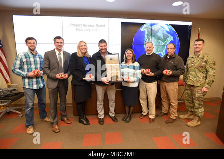 Lt. Col. Cullen Jones (destra), U.S. Esercito di ingegneri Nashville District commander, presenta il riccio Award per un team accreditato con la necessità di garantire un progetto di costruzione per gli Stati Uniti Dipartimento di Energia a Oak Ridge, Tennessee, finito in tempo e 5 milioni di dollari a titolo della linea di bilancio. Il premio è stato dato trimestrale per il distretto di Nashville a individui o team di dipendenti a riconoscere l'eccellenza al distretto della sede di Nashville, Tennessee Quelli presenti alla presentazione sono (da sinistra a destra) Barry Cunningham, Isaac Taylor, Bonnie Jagoditz, Jason Phillips, Jacqueline Huff, Joe Duncan, Brian Whitu Foto Stock