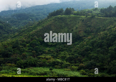 Vista da trascurare presso l ufficio turistico di Boquete, Panama, sulle colline che circondano la città. Foto Stock