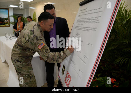 Lt. Col. Roberto Solorzano, Puerto Rico Recovery Field Office Commander, e Guaynabo Sindaco Angel Perez Otero riconoscere il completamento materiale del corpo degli ingegneri di detriti in missione Guaynabo durante una cerimonia di firma il 15 febbraio 2018. Il USACE ha iniziato la sua attività nel territorio del comune di Guaynabo il 4 novembre 2017 la cancellazione di circa 160.000 metri cubi di detriti. Dopo l'uragano Maria, la Federal Emergency Management Agency (FEMA) incaricato USACE per raccogliere 3,9 milioni di metri cubi di detriti da 55 partecipano i comuni in Puerto Rico. Raggiungere questo traguardo significa Foto Stock