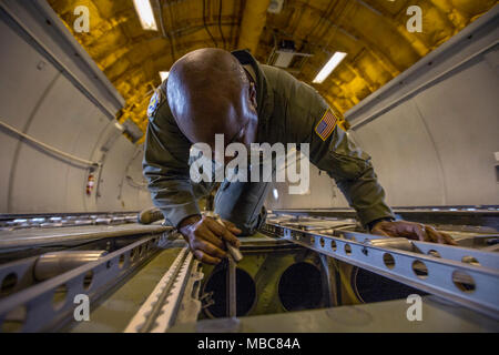 Stati Uniti Air Force Master Sgt. Greg L. Thomas, KC-10 Extender tecnico di volo con la 76th Air Refuelling Squadron, 514th aria mobilità ala, aria riserva di forza di comando, esegue una ispezione pre-volo del KC-10's stiva a base comuneGuire-Dix Mc-Lakehurst, N.J., Feb 15, 2018. (U.S. Air Force Foto Stock