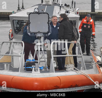 Il Sig. William Bryan, Department of Homeland Security il Sottosegretario di Stato per la scienza e la tecnologia, riceve una dimostrazione personale di guardia costiera salutando acustica e la luce laser Sistema tattico installato su un Coast Guard boat, giovedì, 15 febbraio 2018, sul fiume Tamigi, New London, Connecticut. Bryan ha visitato il centro di ricerca e di sviluppo per osservare il HALLTS come parte di una più ampia dimostrazione tecnologica. Foto Stock