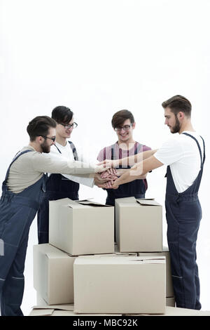 Allegro movers appoggiato sulla pila di scatole isolato sul retro bianco Foto Stock
