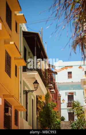 Edifici colorati di architettura coloniale spagnola nella vecchia San Juan (San Juan, Porto Rico) Foto Stock