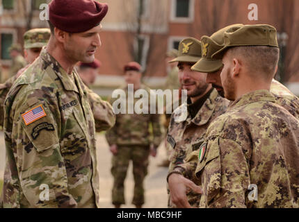 Paracadutisti dell'Esercito Italiano discutere le sfide dell'Esperto Fante formazione di badge con il 173rd Airborne comandante di brigata. Foto Stock