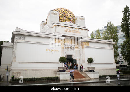 Palazzo della Secessione a Vienna's Karlsplatz, un museo in onore di artisti viennesi Jugendstil e l'epoca moderna. Foto Stock