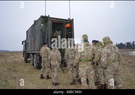 Soldati rumeni di esercito di terra base Aria Difesa distacco "Black pipistrelli" assegnato al gruppo di combattimento della Polonia e Regno Unito i soldati assegnati al gruppo da battaglia condotta Estonia comune di difesa aerea della formazione nei pressi di Bemowo Piskie Area Formazione, Polonia, nel febbraio 16, 2018. Il gruppo di combattimento della Polonia è un luogo unico e multinazionali del Battle Group è composto da Stati Uniti, Regno Unito, croato e soldati rumeni che servono con il polacco della XV Brigata meccanizzata come una forza di dissuasione nel nord-est della Polonia a sostegno della NATO in avanti rafforzata presenza. Foto Stock