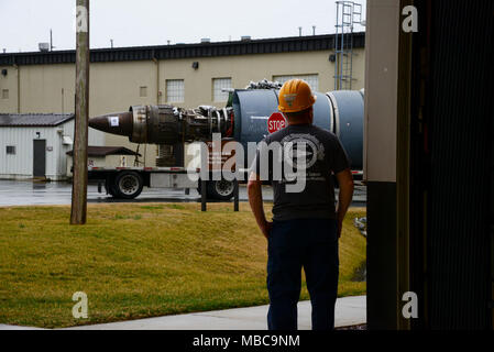 Michael Tatum, 436th gruppo Manutenzione propulsione aerospaziale meccanico del motore, orologi dal motore a getto intermedio a livello di officina di manutenzione edificio di ultima produzione General Electric TF-39 motore turbofan rotoli lontano Feb 16, 2018. Come il C-5A/B galassie sono state modernizzate, TF-39 motori sono stati scambiati per GE CF6-80 i motori e i membri dell'JEIM shop ha iniziato a preparare il legacy TF-39 motori destinati ad essere venduti. (U.S. Air Force Foto Stock