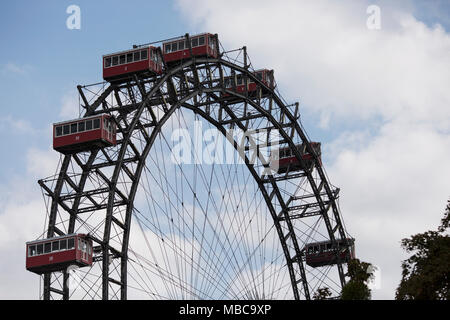 La ruota gigante giro al parco di divertimenti Prater di Vienna in Austria. Foto Stock