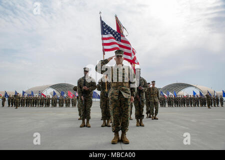 Stati Uniti Marine Corps Sgt. Il Mag. Edwin Mota, in uscita sergente maggiore per Marine Aviation Logistics Squadron (MALS) 12, esegue il rendering di un salutare durante una cerimonia di sfiato al Marine Corps Air Station Iwakuni, Giappone, Feb 16, 2018. La cerimonia simboleggiava la fine di Mota nel ruolo di Malles-12 sergente maggiore. Egli è slittato a riferire a Okinawa, dove egli sarà nominato come il sergente maggiore per la trentunesima Marine Expeditionary Unit. (U.S. Marine Corps Foto Stock