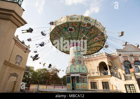 Il gigante di corsa di oscillazione al parco di divertimenti Prater di Vienna in Austria. Foto Stock