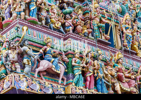 Intricati arte indù e divinità incisioni sulla facciata di Sri Veeramakaliamman tempio in Little India di Singapore. Foto Stock