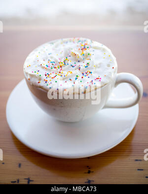 Una torta di compleanno latté dal D'Lish da Tish Cafe di Saskatoon, Saskatchewan, Canada. Foto Stock