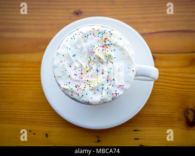 Una torta di compleanno latté dal D'Lish da Tish Cafe di Saskatoon, Saskatchewan, Canada. Foto Stock