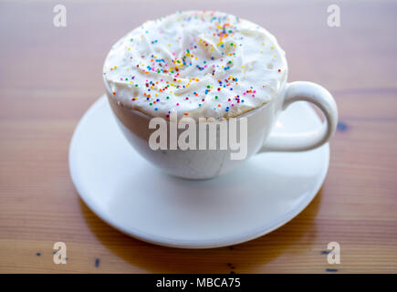 Una torta di compleanno latté dal D'Lish da Tish Cafe di Saskatoon, Saskatchewan, Canada. Foto Stock