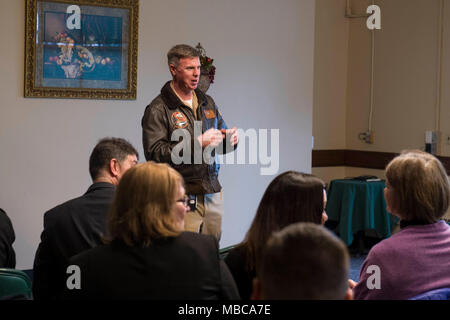 OAK HARBOR, nello Stato di Washington (16 febbraio 2018) Capt. Geoffrey Moore, comandante della Naval Air Station (NAS) Whidbey Island, parla durante la prevenzione dei suicidi programma cerimonia di premiazione nella degli officer di club su NAS Whidbey Island. NAS Whidbey Island è stato riconosciuto per il suo unico ed efficace prevenzione dei suicidi con il programma di prevenzione dei suicidi premio di riconoscimento presentato dal direttore del DoD prevenzione dei suicidi Office Giorgio Parisi. (U.S. Navy Foto Stock