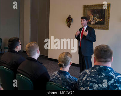 OAK HARBOR, nello Stato di Washington (16 febbraio 2018) Direttore f.f. del DoD prevenzione dei suicidi Office Giorgio Parisi parla durante la prevenzione dei suicidi programma cerimonia di premiazione nella degli officer di club Naval Air Station (NAS) Whidbey Island. NAS Whidbey Island è stato riconosciuto per il suo unico ed efficace prevenzione dei suicidi con il programma di prevenzione dei suicidi premio di riconoscimento presentata da Giorgio Parisi. (U.S. Navy Foto Stock