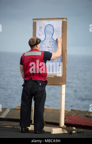 OCEAN (feb. 16, 2018) da bombardieri Mate 2a classe Justin punteggi lungo un bersaglio durante un'esercitazione a fuoco sul ponte di volo dell'assalto anfibio nave USS Iwo Jima (LHD 7). L'Iwo Jima Amphibious pronto Gruppo è distribuito come supporto di le operazioni di sicurezza marittima e di teatro di sicurezza gli sforzi di cooperazione in Europa e il Medio Oriente. L'Iwo Jima ARG si imbarca il ventiseiesimo Marine Expeditionary Unit e include Iwo Jima, il trasporto anfibio dock nave USS New York (LPD 21), il dock landing ship USS Oak Hill (LSD 51), Fleet team chirurgico 8, elicotteri Sea Combat Squadron 28, Tactical Air c. Foto Stock