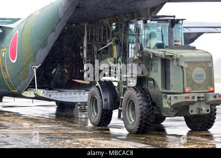 Stati Uniti Air Force e Koku Jieitai (Giapponese Aria forza di autodifesa) assistenza umanitaria/emergenza personale di sfiato per scaricare un Koku Jieitai C-130H Hercules a sostegno dell'esercizio far fronte nord 2018 a Rota, U.S. Repubblica della Mariana Islands settentrionale, Feb. 17. Un esercizio annuale, questo anno di far fronte nord è multilaterale di HA/DR esercizio che consente le nazioni partecipanti per preparare e recuperare dagli effetti devastanti delle calamità naturali. (U.S. Air Force Foto Stock