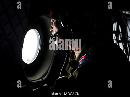 Royal Australian Air Force mandato Officer Dwayne Taylor, loadmaster, guarda al di fuori di un RAAF C-27J Spartan voce torna alla Andersen Air Force Base, Guam, durante l'esercizio a far fronte nord 2018, Feb. 17. Un esercizio annuale, questo anno di far fronte nord è multilaterale di HA/DR esercizio che consente le nazioni partecipanti per preparare e recuperare dagli effetti devastanti delle calamità naturali. (U.S. Air Force Foto Stock