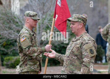 1 Sgt. Ritchie Hedrick affronta i soldati della 878th ingegnere società durante l'unità della cerimonia di mobilitazione, 17 febbraio 2018 presso la montagna del re di alta scuola in la montagna del re, N.C. L'unità primaria della specializzazione risiede nella costruzione di campi base e internamento impianti nonché la costruzione, riparazione e manutenzione di altre infrastrutture verticali di sostegno del corpo o livello di divisione delle forze. Foto Stock