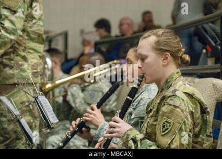 I soldati della 440th Army Band forniscono la colonna sonora per il 878th Engineer della società cerimonia di mobilitazione, 17 febbraio 2018 presso la montagna del re di alta scuola in la montagna del re, N.C. Più di 150 soldati dal 878th sono slated per distribuire da nove a dodici mesi a sostegno di funzionamento inerenti a risolvere. Foto Stock