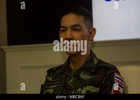 Royal Thai Army Il Mag. Gen. Chana Limitlaohapan assiste l assistenza umanitaria e dei disastri senior leadership seminar a sostegno del Cobra Gold 2018 a Chon Buri provincia, Regno di Thailandia, Feb 18, 2018. Il HADREX è un corso di cinque giorni del Simposio che descrive i parametri e le politiche di coordinamento civile-militare durante un momento di crisi. CG18 è uno dei più grandi esercizi nella regione Indo-pacifico e migliora le capacità di nazioni partecipanti in caso di emergenza regionale o calamità naturali. (U.S. Marine Corps Foto Stock