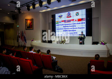 Royal Thai Army Il Mag. Gen. Chana Limitlaohapan parla all'assistenza umanitaria e dei disastri senior leadership seminar a sostegno del Cobra Gold 2018 a Chon Buri provincia, Regno di Thailandia, Feb 18, 2018. Il HADREX è un corso di cinque giorni del Simposio che descrive i parametri e le politiche di coordinamento civile-militare durante un momento di crisi. CG18 è uno dei più grandi esercizi nella regione Indo-pacifico e migliora le capacità di nazioni partecipanti in caso di emergenza regionale o calamità naturali. (U.S. Marine Corps Foto Stock