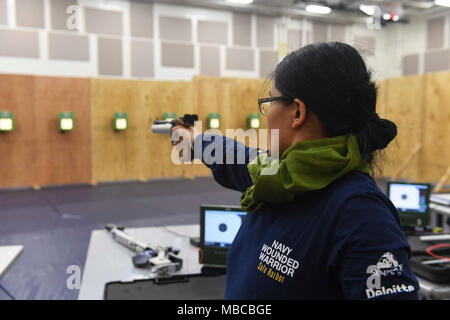 Il Jacksonville, Florida (Feb 18, 2018) Fireman Ting Du treni con una pistola di aria prima del 2018 Marina del team prove nella stazione navale (NAVSTA) Mayport la palestra. Navy feriti Warrior-Safe Harbour e NAVSTA Mayport ospitano le prove in cui gli atleti potranno beneficiare in otto adaptive sport: tiro con l'arco, pista e sul campo, ciclismo, basket in carrozzella, tiro, seduta a pallavolo e nuoto. I migliori atleti saranno riempire 40 macchie competitivo e cinque punti alternativi per il Team Marina presso l 2018 del Dipartimento della Difesa giochi guerriero. (U.S. Navy Foto Stock